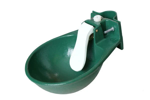 Poidła dla koni – jakie wybrać, gdzie zamontować i jak z nich korzystają konie? - Cavalo