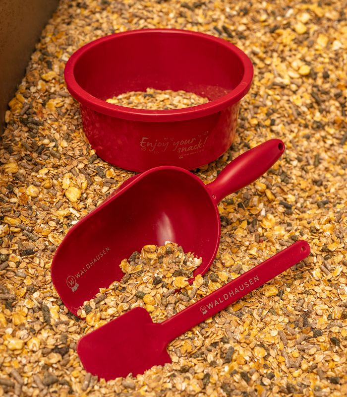Łyżka do meszu dla konia cherry red Waldhausen – zdjęcie 4
