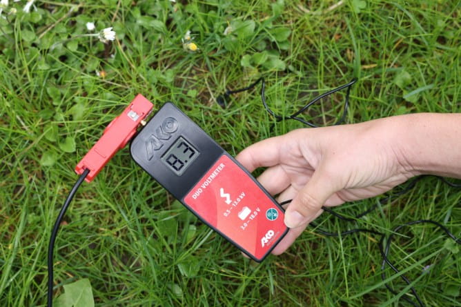 Tester napięcia DUO VOLTMETER do baterii i ogrodzeń, 9V, AKO - Cavalo