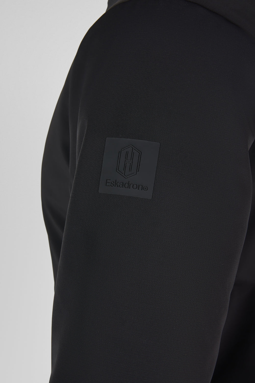 Kurtka softshell Eskadron Heritage 26/27 ZIP-JACKET w kolorze Black – na modelce, dodatkowe ujęcie