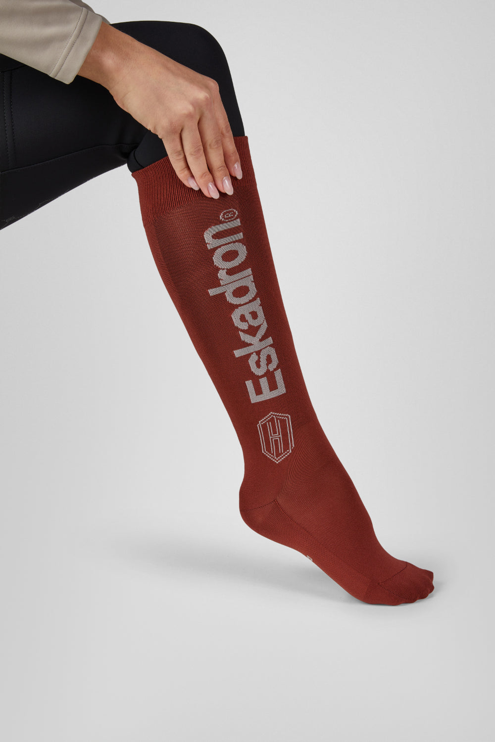 Podkolanówki jeździeckie Eskadron Heritage 26/27 KNEESOCKS w kolorze Merlot – na modelce, widok z przodu