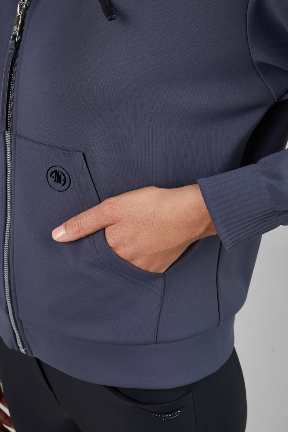 Pikeur Bluza z kapturem HOODY Jacket Athleisure 8282 A/W 2025 Graphite Blue