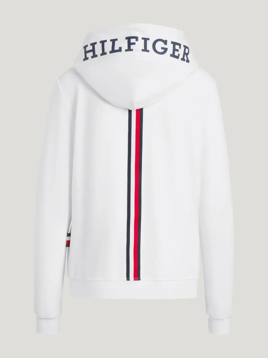 Detal logo na białej bluzie Tommy Hilfiger Kingston z kapturem i zamkiem