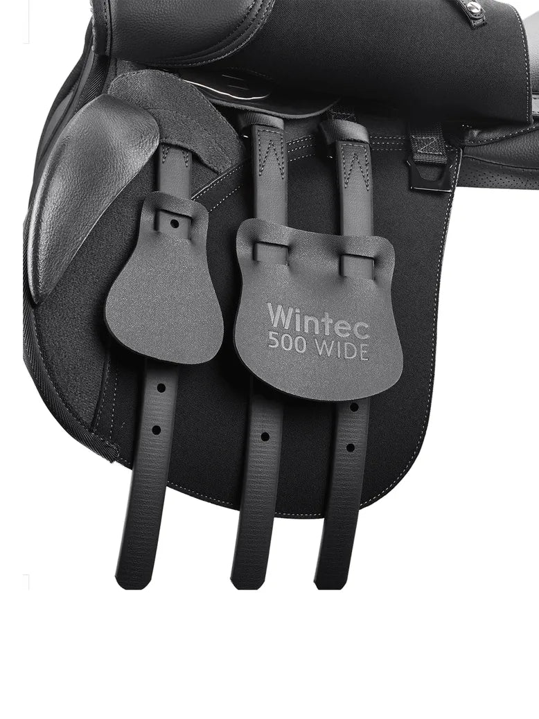 Wintec 500 All Purpose Wide – zbliżenie detali: przeszycia, mocowanie popręgu i oznaczenie HART