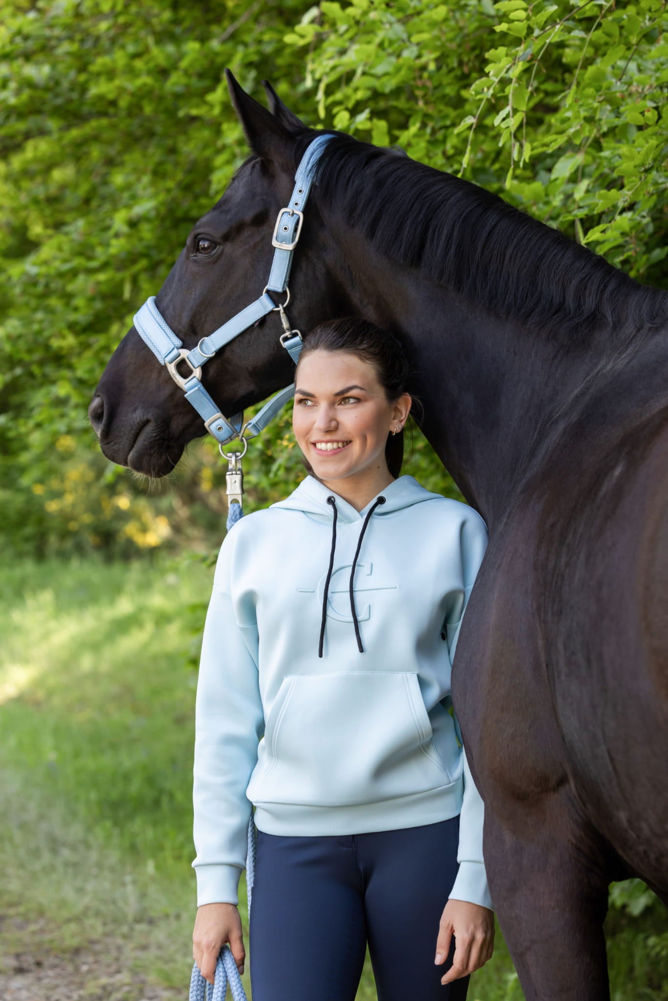Bluza dziecięca z kapturem i kieszenią kangurką Covalliero S/S 2024 - Cavalo