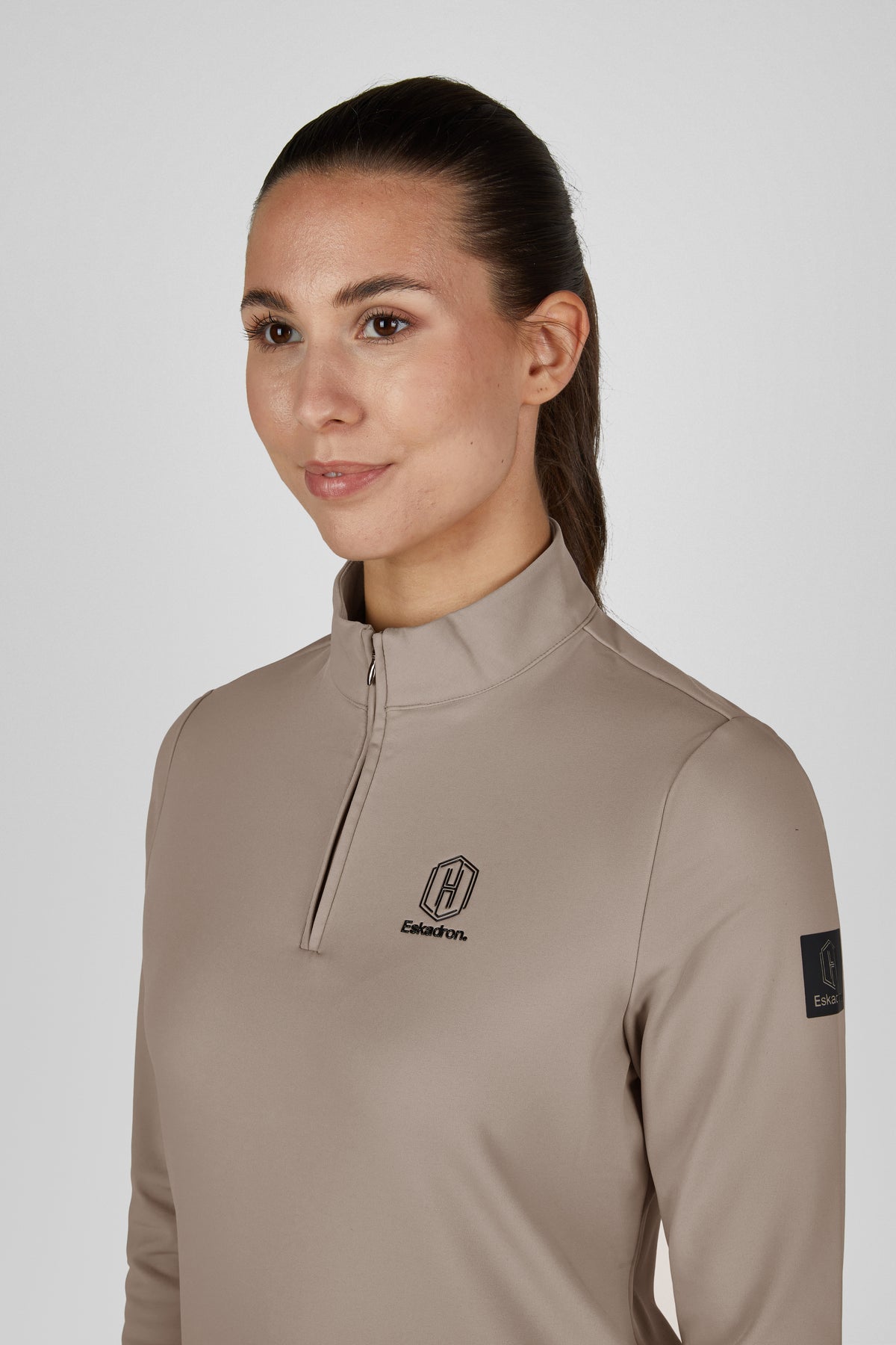 Koszulka Eskadron Heritage 26/27 HALF-ZIP w kolorze Ash – na modelce, dodatkowe ujęcie