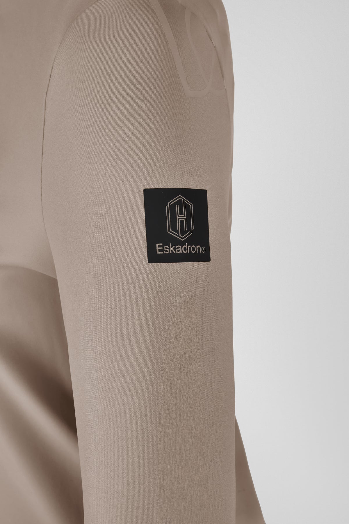 Koszulka Eskadron Heritage 26/27 HALF-ZIP w kolorze Ash – na modelce, dodatkowe ujęcie