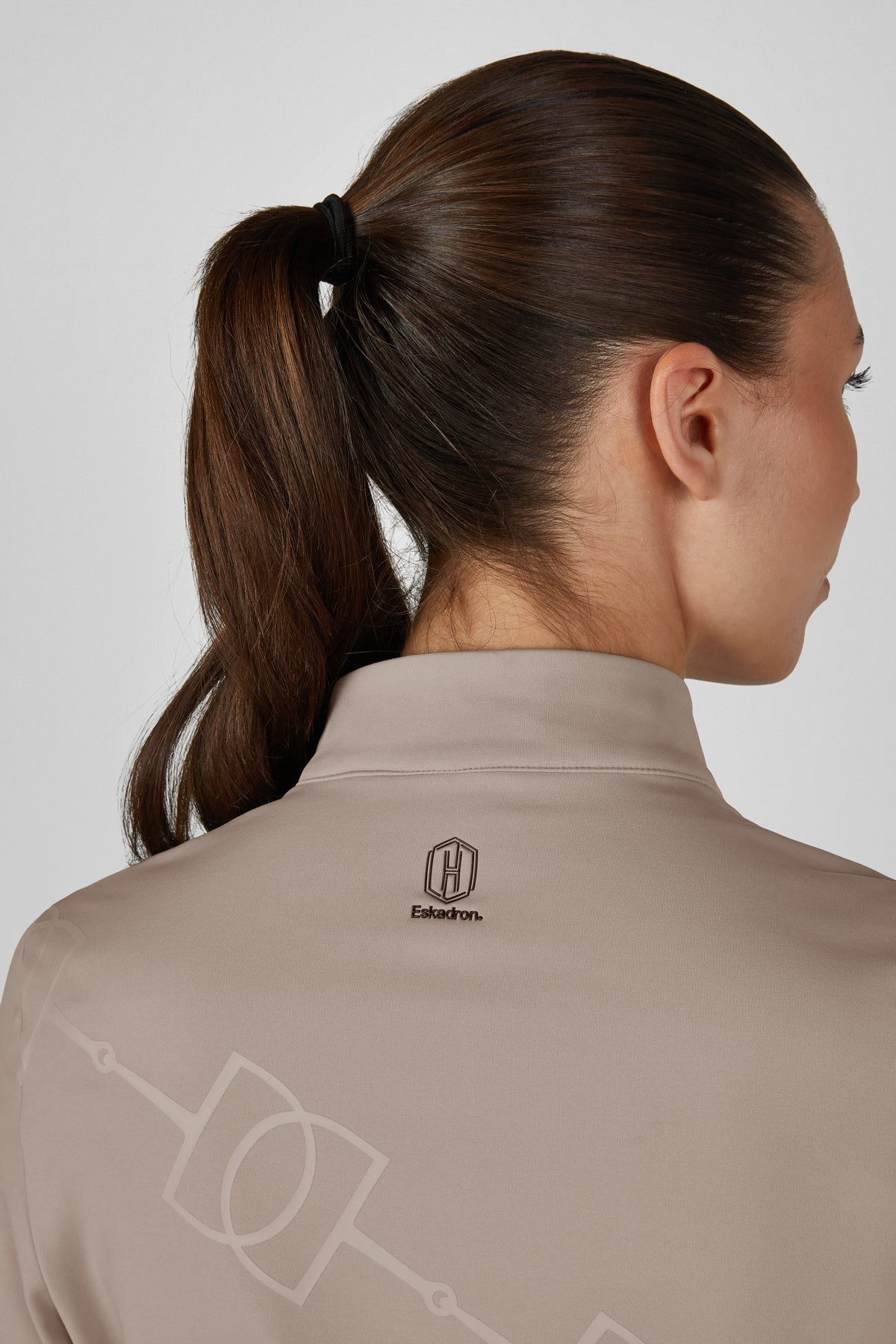 Koszulka Eskadron Heritage 26/27 HALF-ZIP w kolorze Ash – na modelce, dodatkowe ujęcie