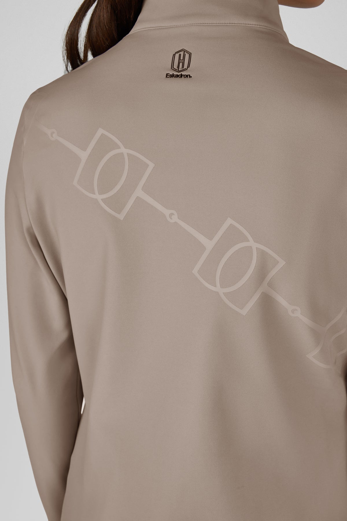Koszulka Eskadron Heritage 26/27 HALF-ZIP w kolorze Ash – na modelce, dodatkowe ujęcie
