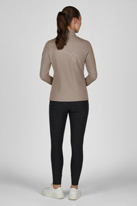 Koszulka Eskadron Heritage 26/27 HALF-ZIP w kolorze Ash – na modelce, widok z tyłu