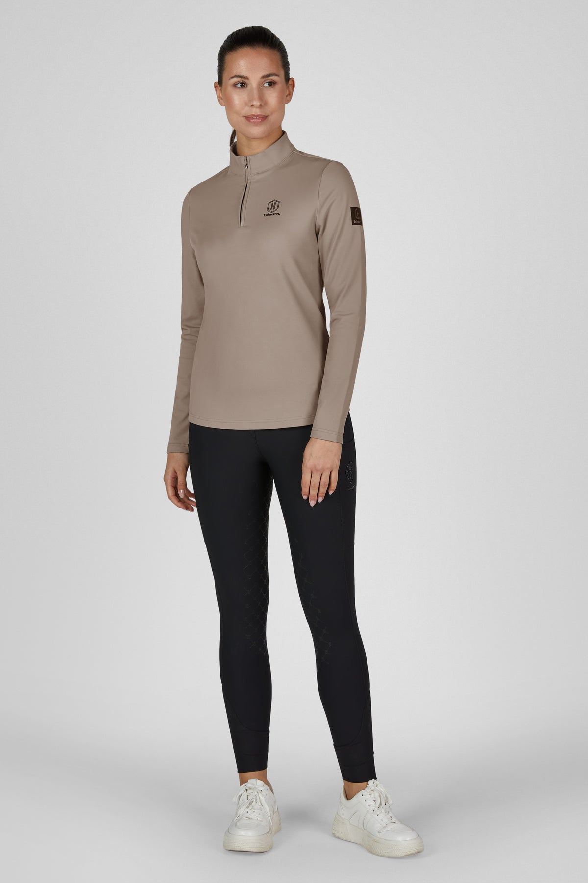 Koszulka Eskadron Heritage 26/27 HALF-ZIP w kolorze Ash – na modelce, widok z przodu