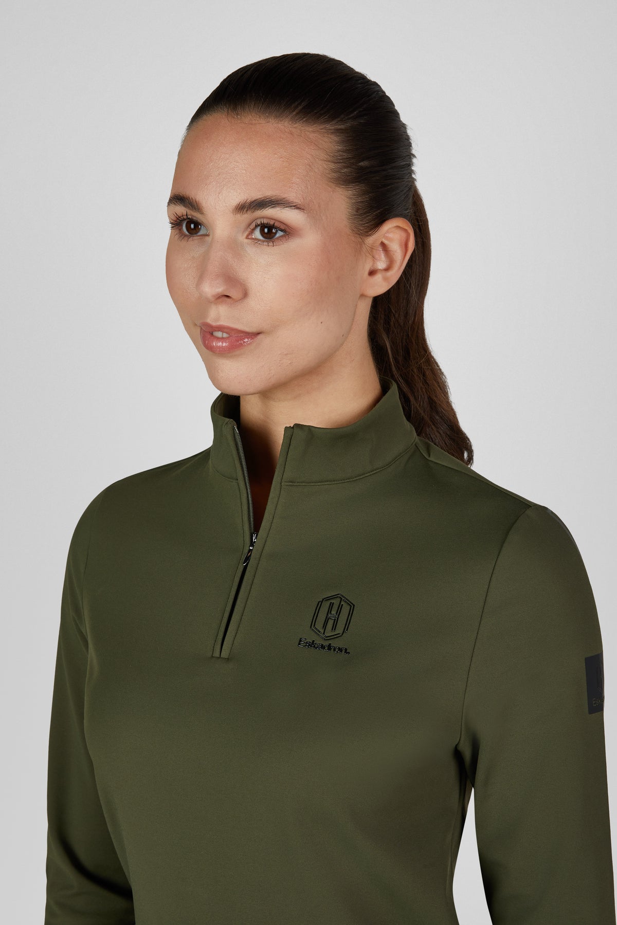 Koszulka Eskadron Heritage 26/27 HALF-ZIP w kolorze Deep Moss – na modelce, dodatkowe ujęcie