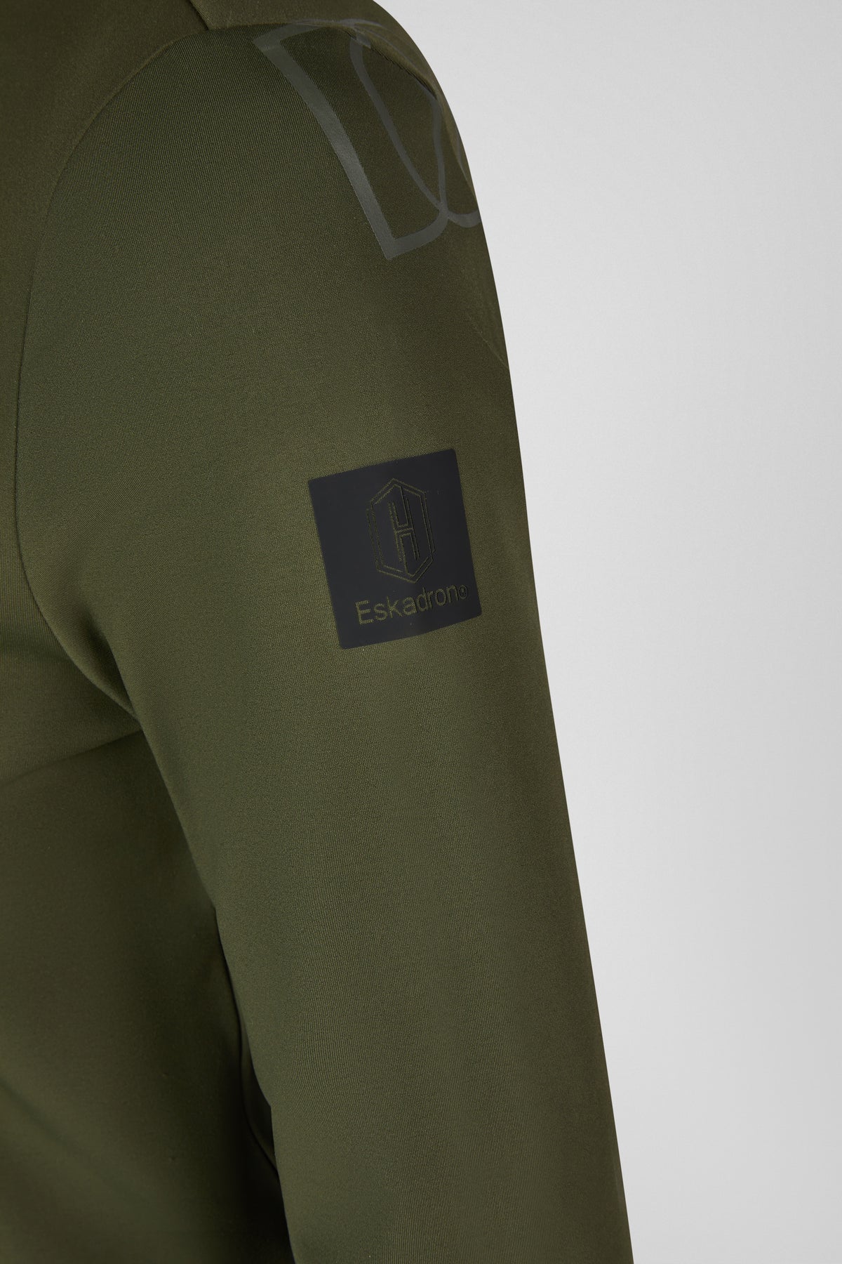 Koszulka Eskadron Heritage 26/27 HALF-ZIP w kolorze Deep Moss – na modelce, dodatkowe ujęcie