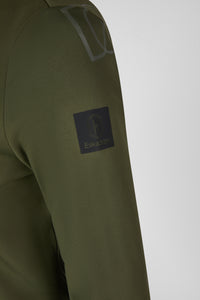 Koszulka Eskadron Heritage 26/27 HALF-ZIP w kolorze Deep Moss – na modelce, dodatkowe ujęcie