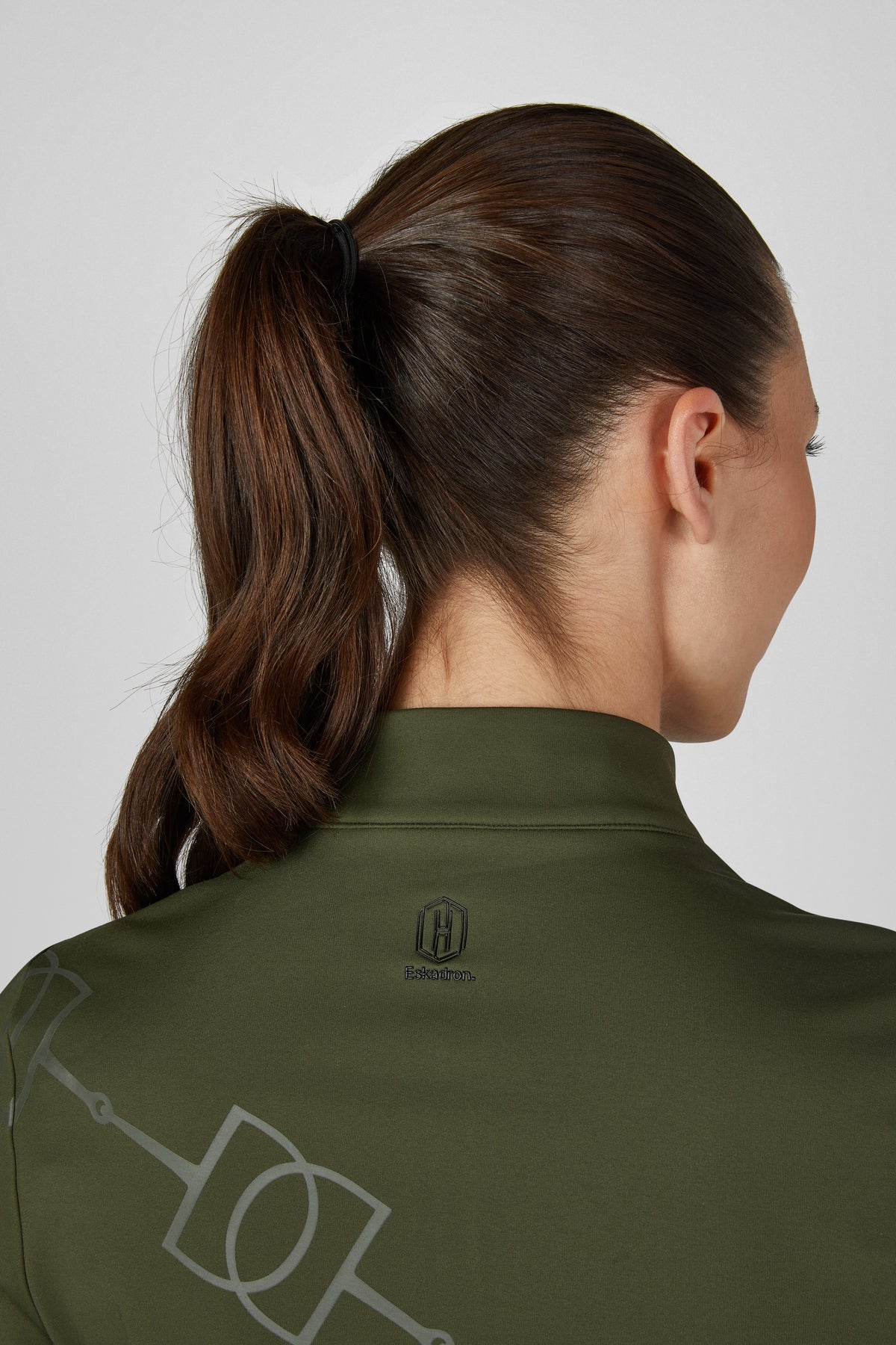 Koszulka Eskadron Heritage 26/27 HALF-ZIP w kolorze Deep Moss – na modelce, dodatkowe ujęcie