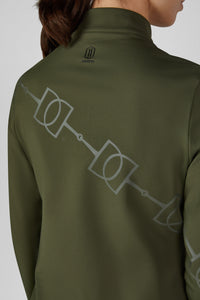 Koszulka Eskadron Heritage 26/27 HALF-ZIP w kolorze Deep Moss – na modelce, dodatkowe ujęcie