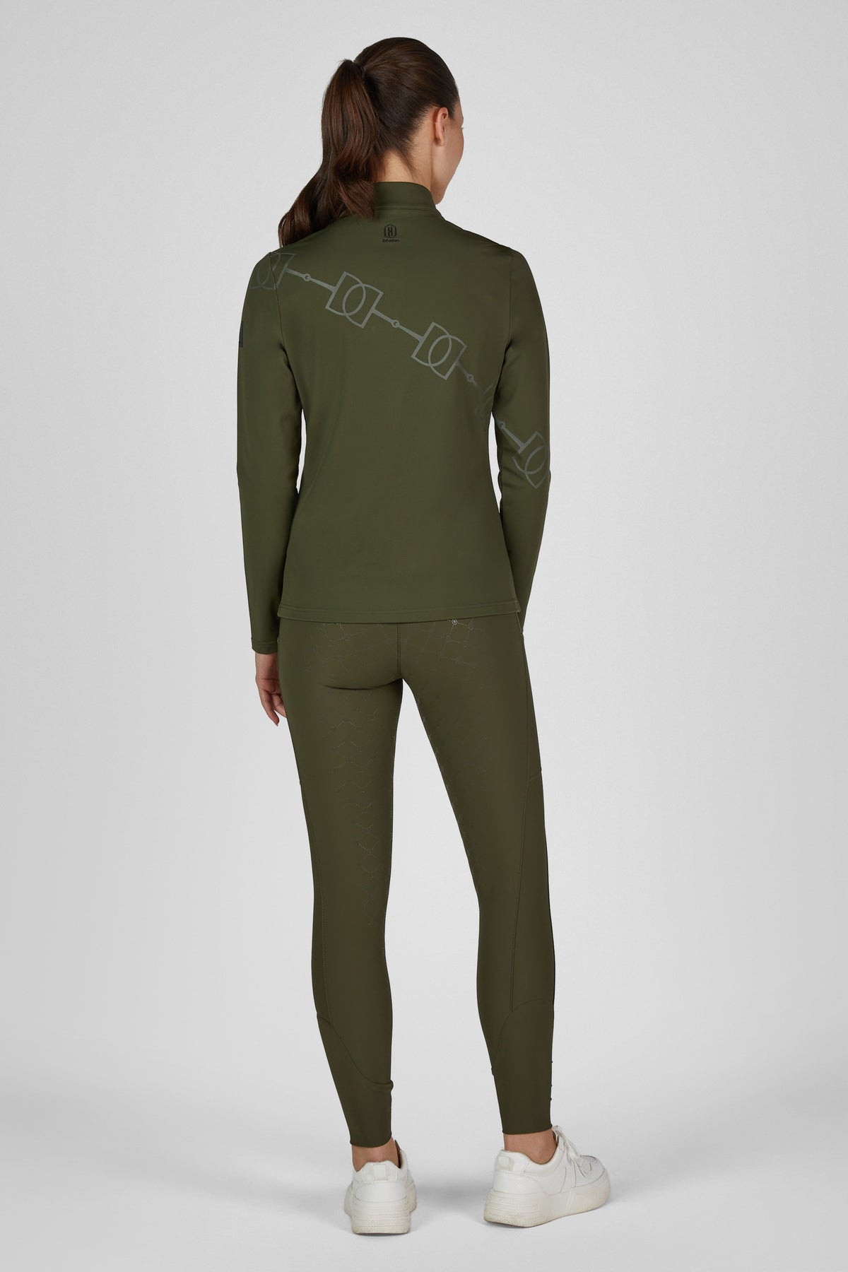 Koszulka Eskadron Heritage 26/27 HALF-ZIP w kolorze Deep Moss – na modelce, widok z tyłu