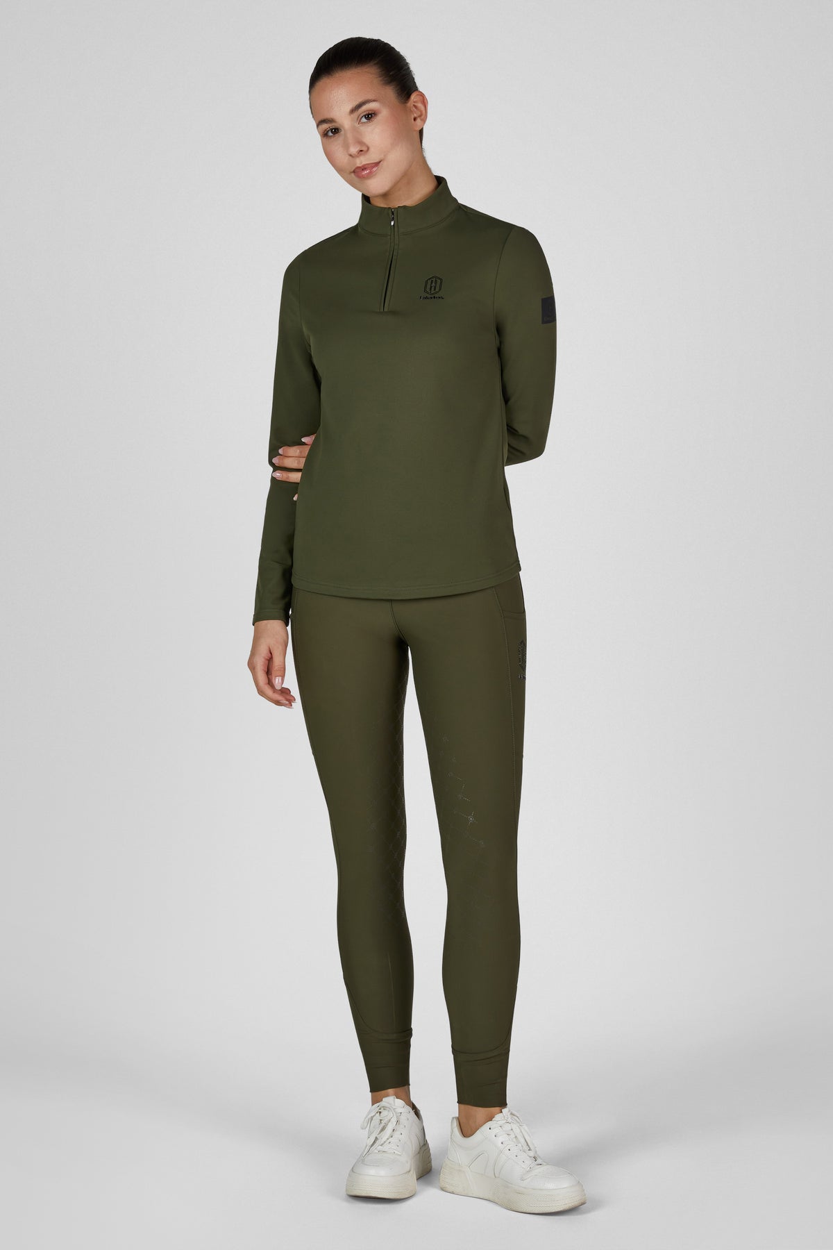 Koszulka Eskadron Heritage 26/27 HALF-ZIP w kolorze Deep Moss – na modelce, widok z przodu