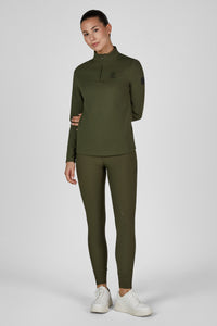 Koszulka Eskadron Heritage 26/27 HALF-ZIP w kolorze Deep Moss – na modelce, widok z przodu