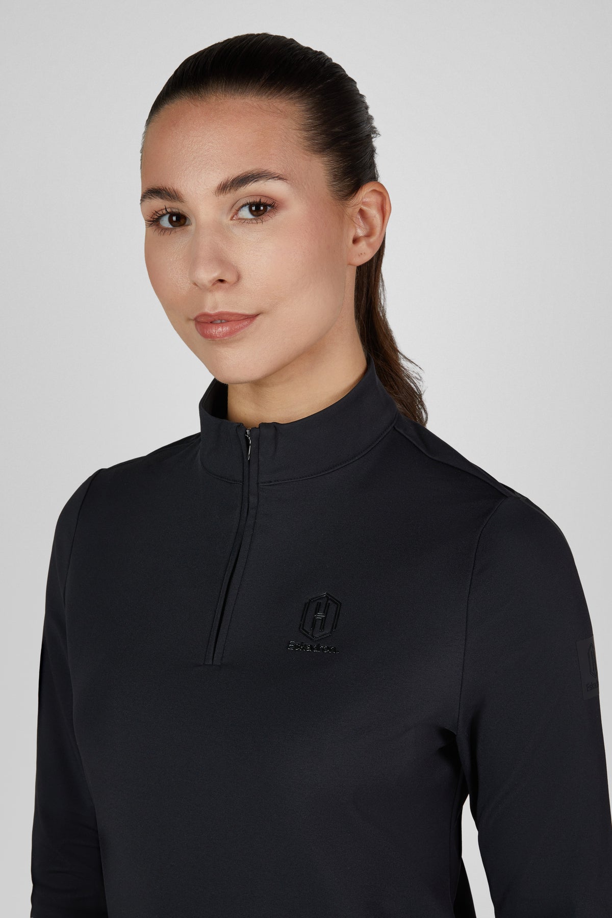 Koszulka Eskadron Heritage 26/27 HALF-ZIP w kolorze Black – na modelce, dodatkowe ujęcie