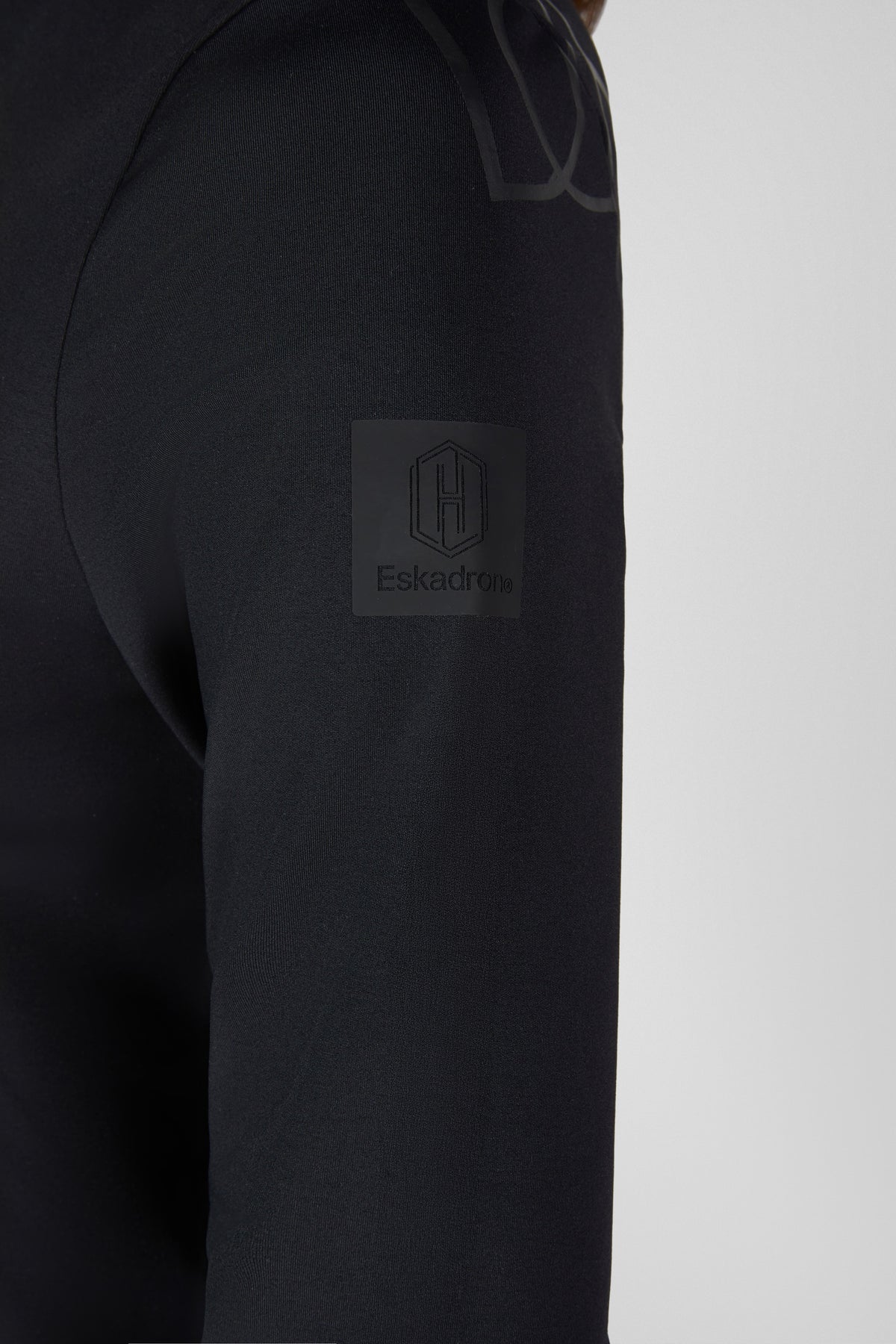 Koszulka Eskadron Heritage 26/27 HALF-ZIP w kolorze Black – na modelce, dodatkowe ujęcie