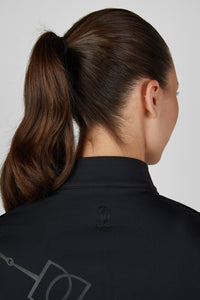 Koszulka Eskadron Heritage 26/27 HALF-ZIP w kolorze Black – na modelce, dodatkowe ujęcie
