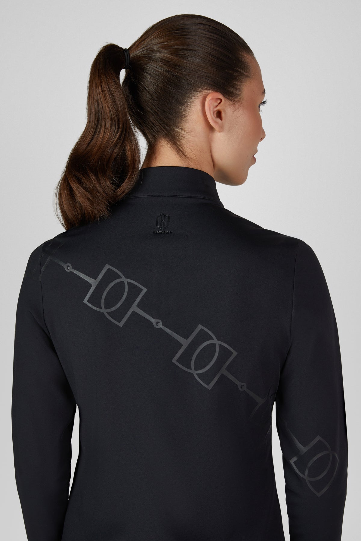 Koszulka Eskadron Heritage 26/27 HALF-ZIP w kolorze Black – na modelce, dodatkowe ujęcie