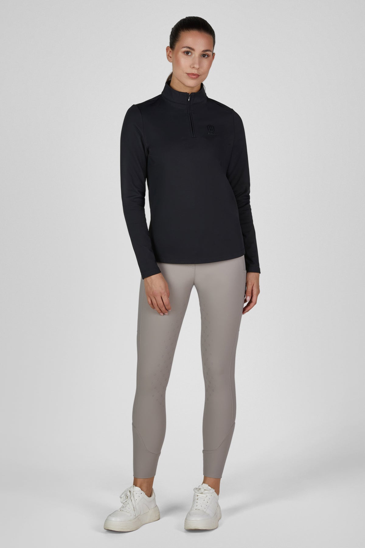 Koszulka Eskadron Heritage 26/27 HALF-ZIP w kolorze Black – na modelce, widok z przodu