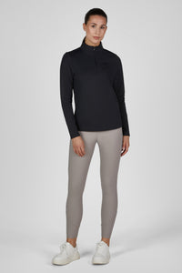 Koszulka Eskadron Heritage 26/27 HALF-ZIP w kolorze Black – na modelce, widok z przodu