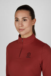 Koszulka Eskadron Heritage 26/27 HALF-ZIP w kolorze Merlot – na modelce, dodatkowe ujęcie