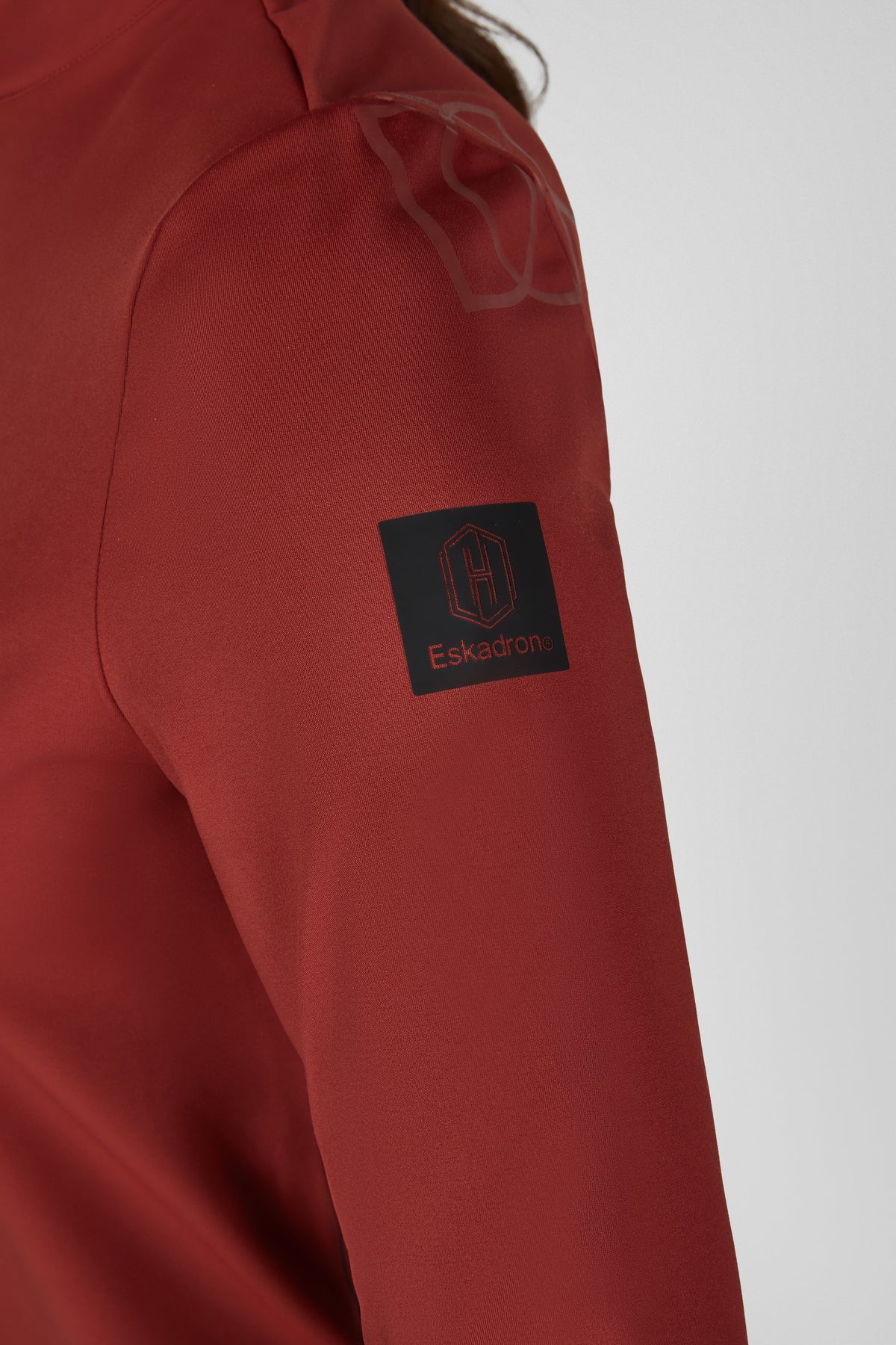 Koszulka Eskadron Heritage 26/27 HALF-ZIP w kolorze Merlot – na modelce, dodatkowe ujęcie