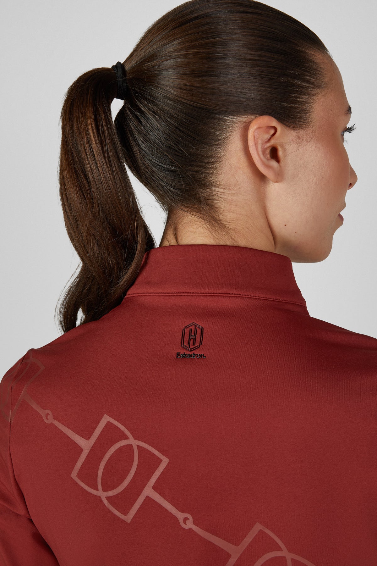 Koszulka Eskadron Heritage 26/27 HALF-ZIP w kolorze Merlot – na modelce, dodatkowe ujęcie