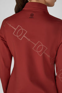 Koszulka Eskadron Heritage 26/27 HALF-ZIP w kolorze Merlot – na modelce, dodatkowe ujęcie