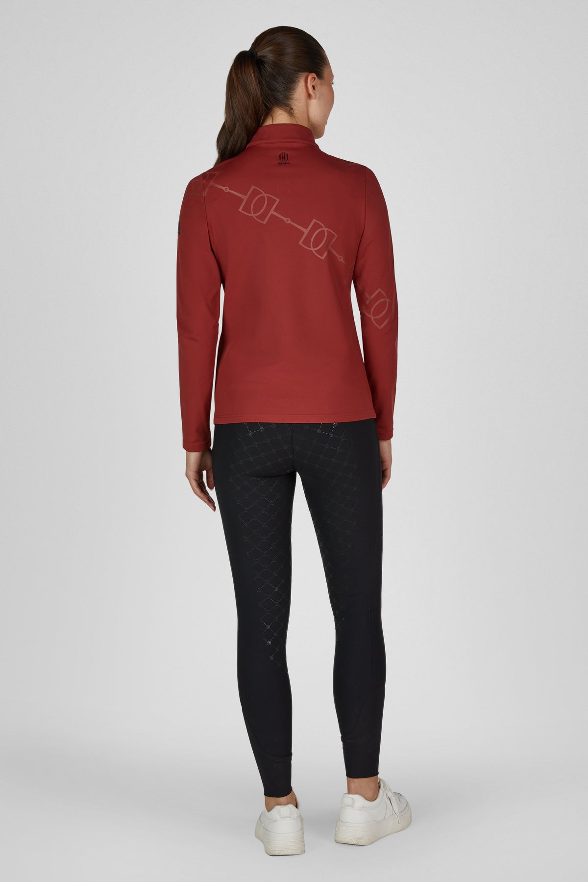 Koszulka Eskadron Heritage 26/27 HALF-ZIP w kolorze Merlot – na modelce, widok z tyłu