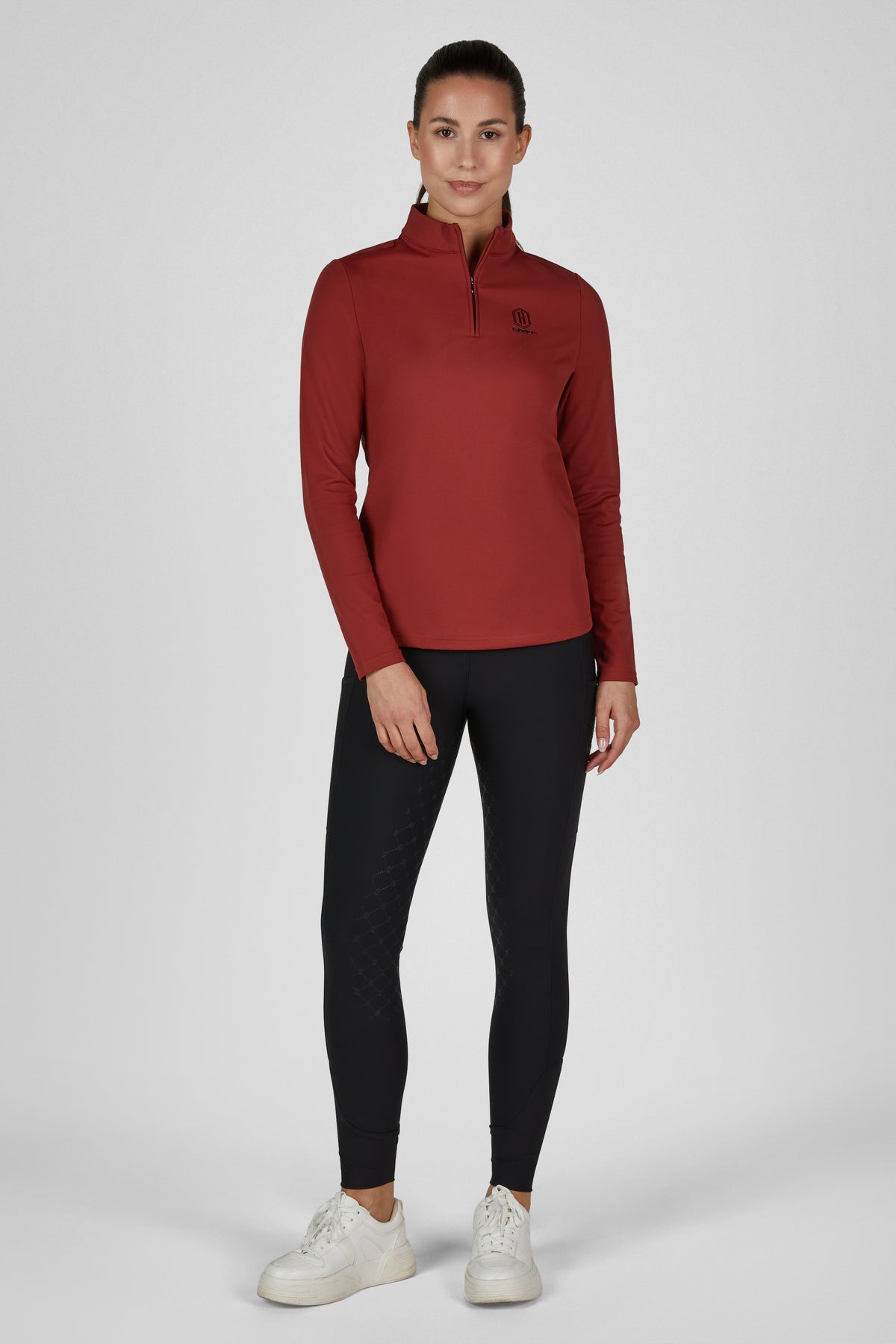 Koszulka Eskadron Heritage 26/27 HALF-ZIP w kolorze Merlot – na modelce, widok z przodu
