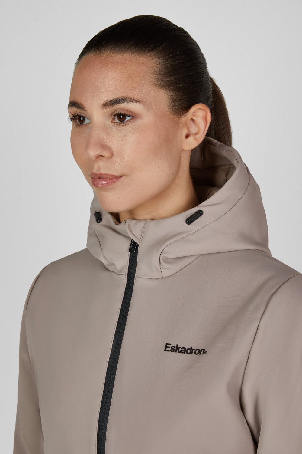Kurtka softshell Eskadron Heritage 26/27 ZIP-JACKET w kolorze Ash – na modelce, dodatkowe ujęcie