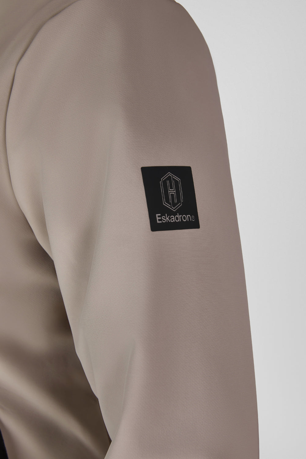 Kurtka softshell Eskadron Heritage 26/27 ZIP-JACKET w kolorze Ash – na modelce, dodatkowe ujęcie