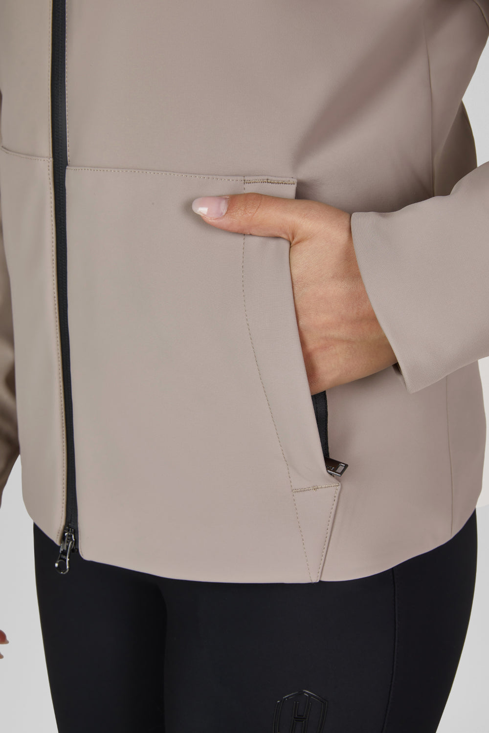 Kurtka softshell Eskadron Heritage 26/27 ZIP-JACKET w kolorze Ash – na modelce, dodatkowe ujęcie
