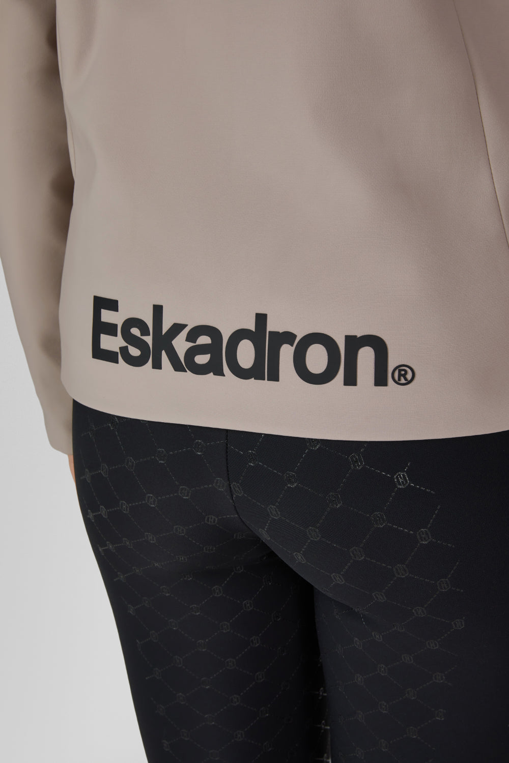 Kurtka softshell Eskadron Heritage 26/27 ZIP-JACKET w kolorze Ash – na modelce, dodatkowe ujęcie