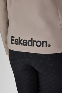Kurtka softshell Eskadron Heritage 26/27 ZIP-JACKET w kolorze Ash – na modelce, dodatkowe ujęcie