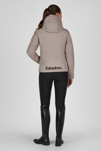 Kurtka softshell Eskadron Heritage 26/27 ZIP-JACKET w kolorze Ash – na modelce, widok z tyłu