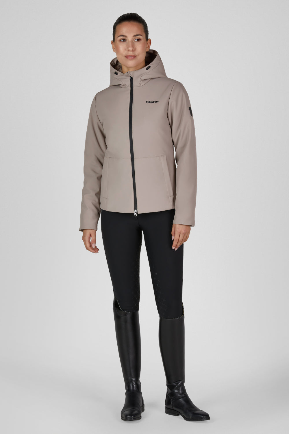 Kurtka softshell Eskadron Heritage 26/27 ZIP-JACKET w kolorze Ash – na modelce, widok z przodu