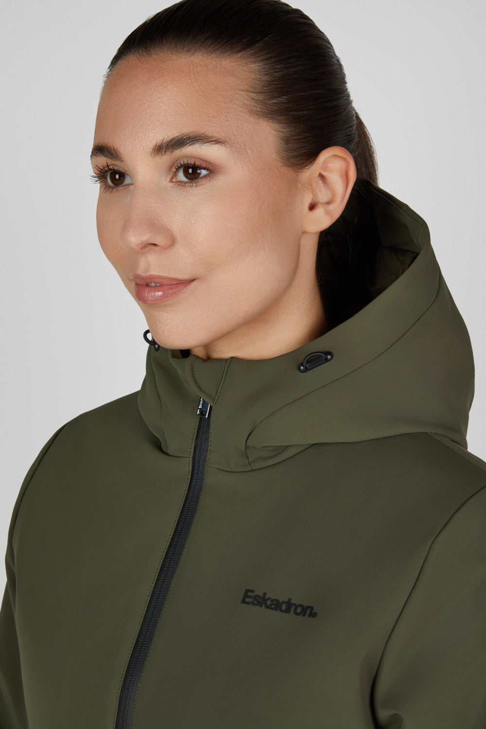 Kurtka softshell Eskadron Heritage 26/27 ZIP-JACKET w kolorze Deep Moss – na modelce, dodatkowe ujęcie