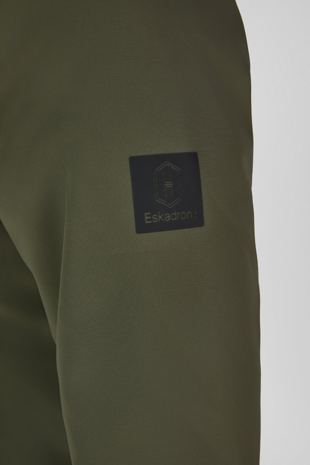 Kurtka softshell Eskadron Heritage 26/27 ZIP-JACKET w kolorze Deep Moss – na modelce, dodatkowe ujęcie