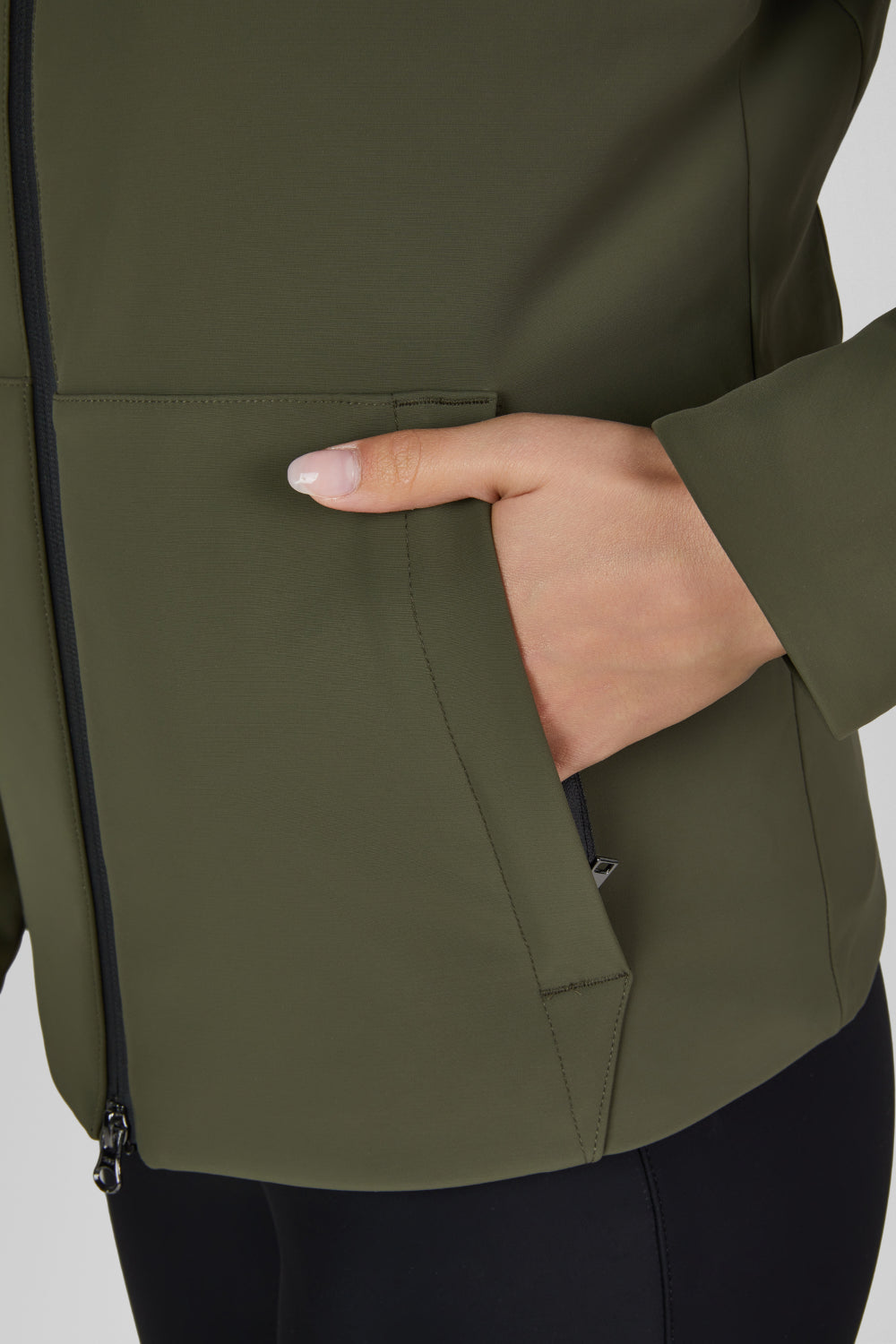 Kurtka softshell Eskadron Heritage 26/27 ZIP-JACKET w kolorze Deep Moss – na modelce, dodatkowe ujęcie