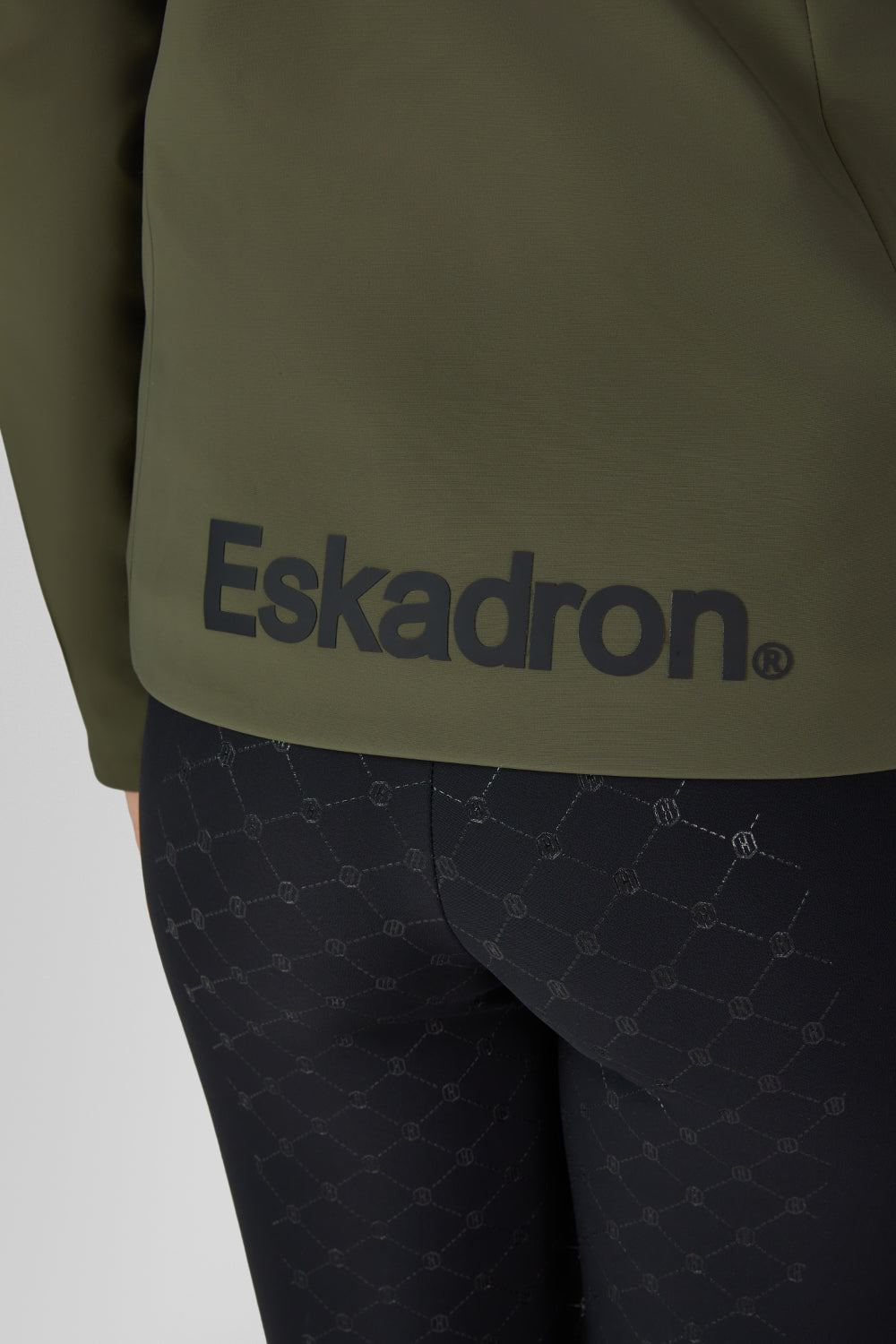 Kurtka softshell Eskadron Heritage 26/27 ZIP-JACKET w kolorze Deep Moss – na modelce, dodatkowe ujęcie