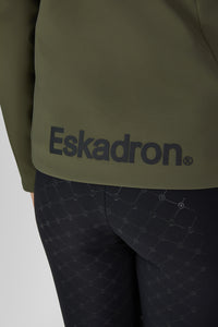Kurtka softshell Eskadron Heritage 26/27 ZIP-JACKET w kolorze Deep Moss – na modelce, dodatkowe ujęcie