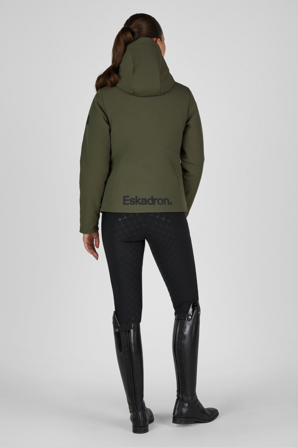 Kurtka softshell Eskadron Heritage 26/27 ZIP-JACKET w kolorze Deep Moss – na modelce, widok z tyłu