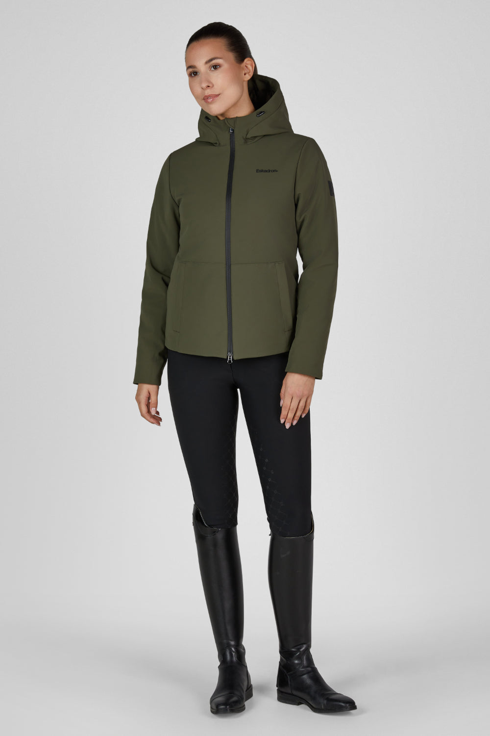 Kurtka softshell Eskadron Heritage 26/27 ZIP-JACKET w kolorze Deep Moss – na modelce, widok z przodu