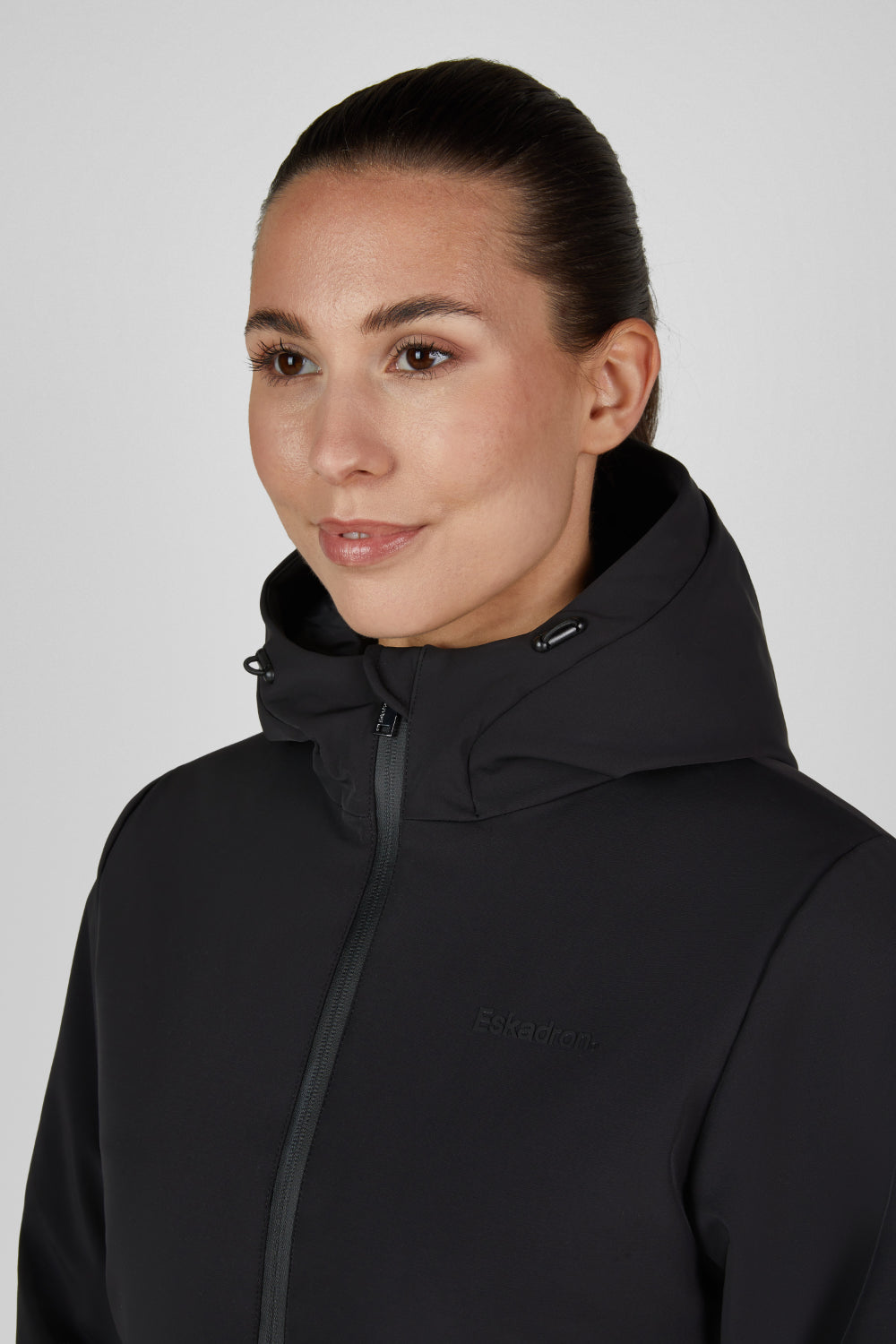 Kurtka softshell Eskadron Heritage 26/27 ZIP-JACKET w kolorze Black – na modelce, dodatkowe ujęcie